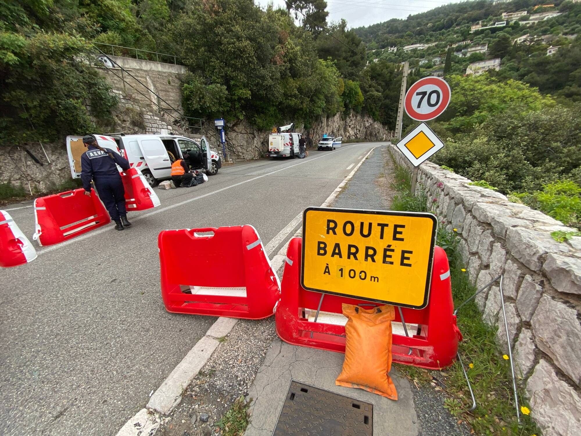 La moyenne corniche temporairement fermée à la suite d'une chute de pierres ce lundi matin