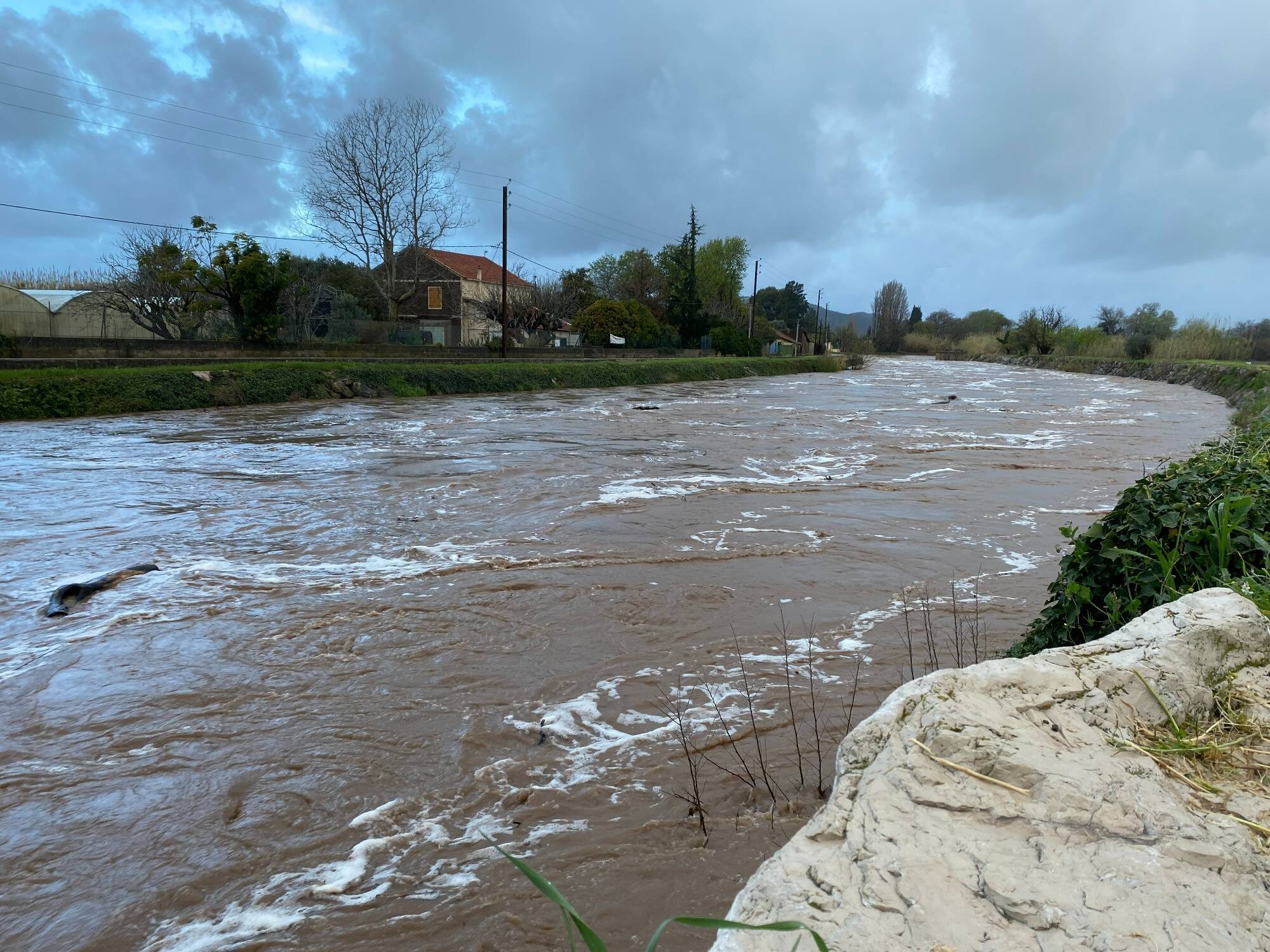 Météo: le Gapeau déborde dans le Var, encore cinq vigilances dans les Alpes-Maritimes... Suivez la situation en direct
