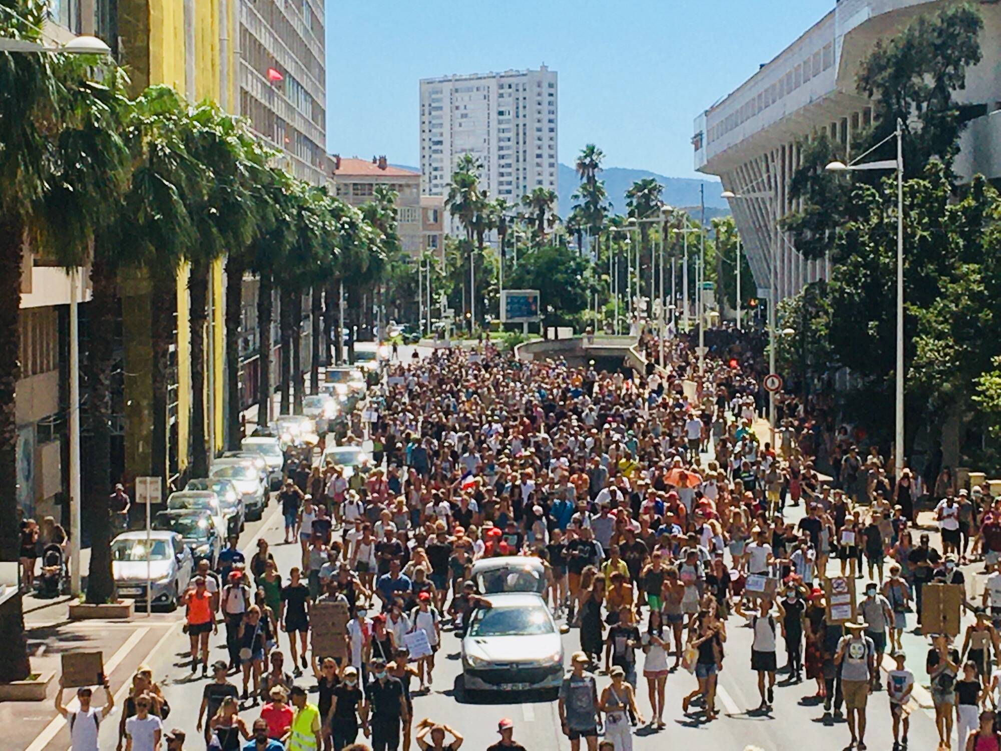 "Non à la vaccination!", "Macron démission!": la foule contre le pass sanitaire à Toulon