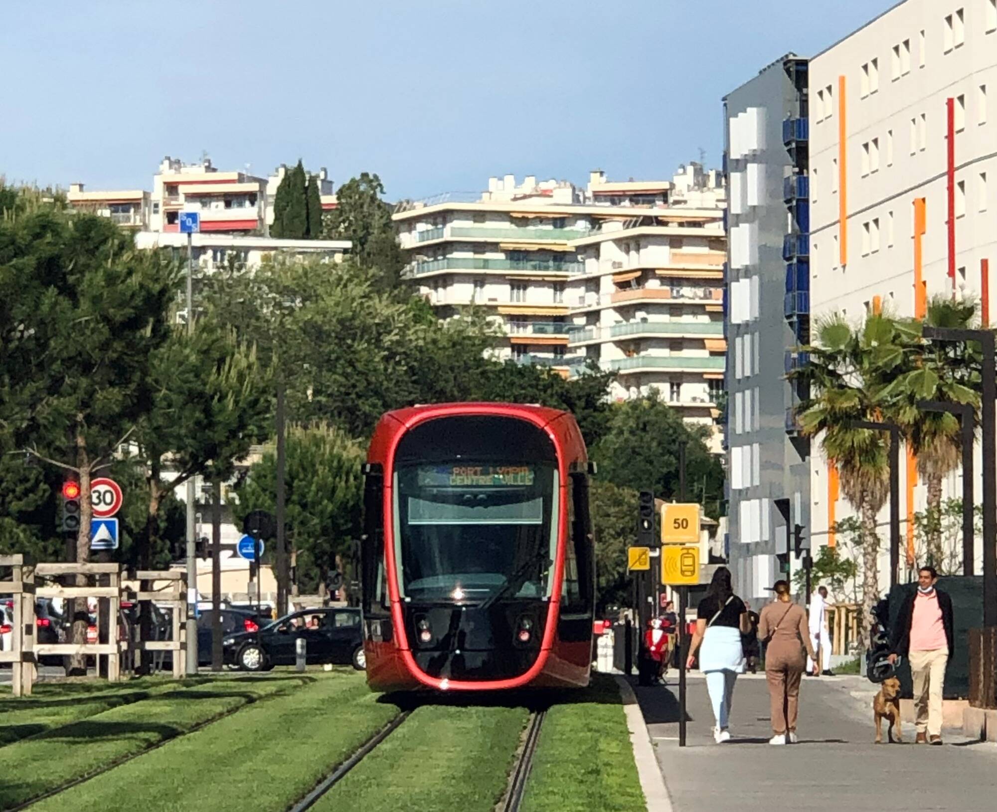 "Il roulait à très vive allure": l'automobiliste qui a fait dérailler le tram à Nice placé en garde à vue