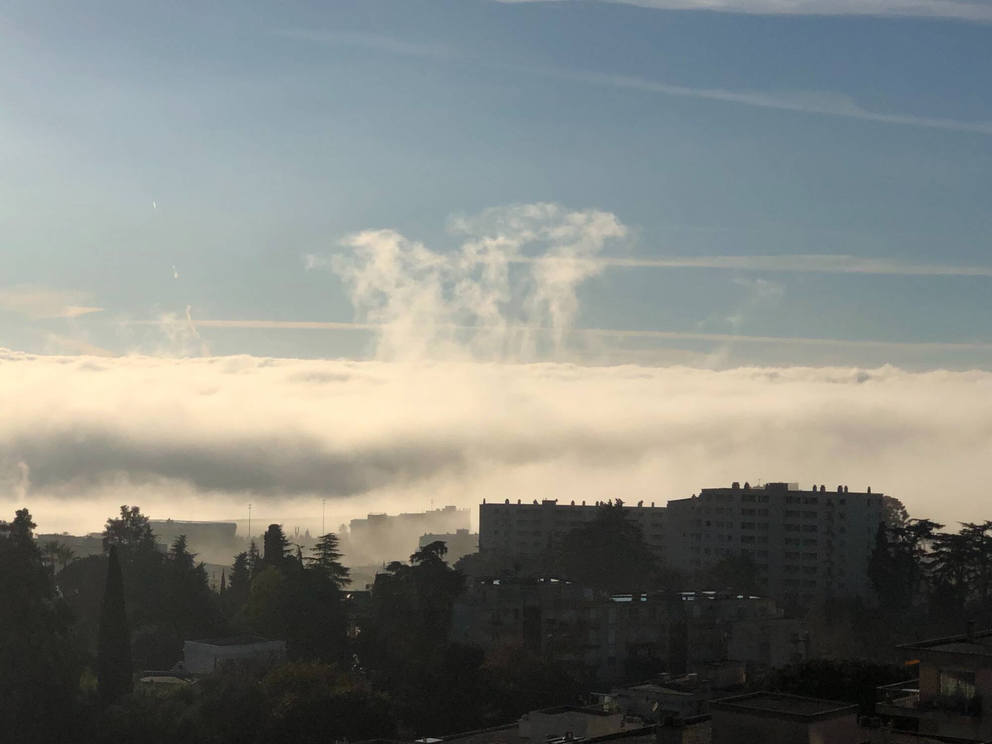 Ciel voilé ce dimanche matin, beau soleil cet après-midi dans les Alpes-Maritimes