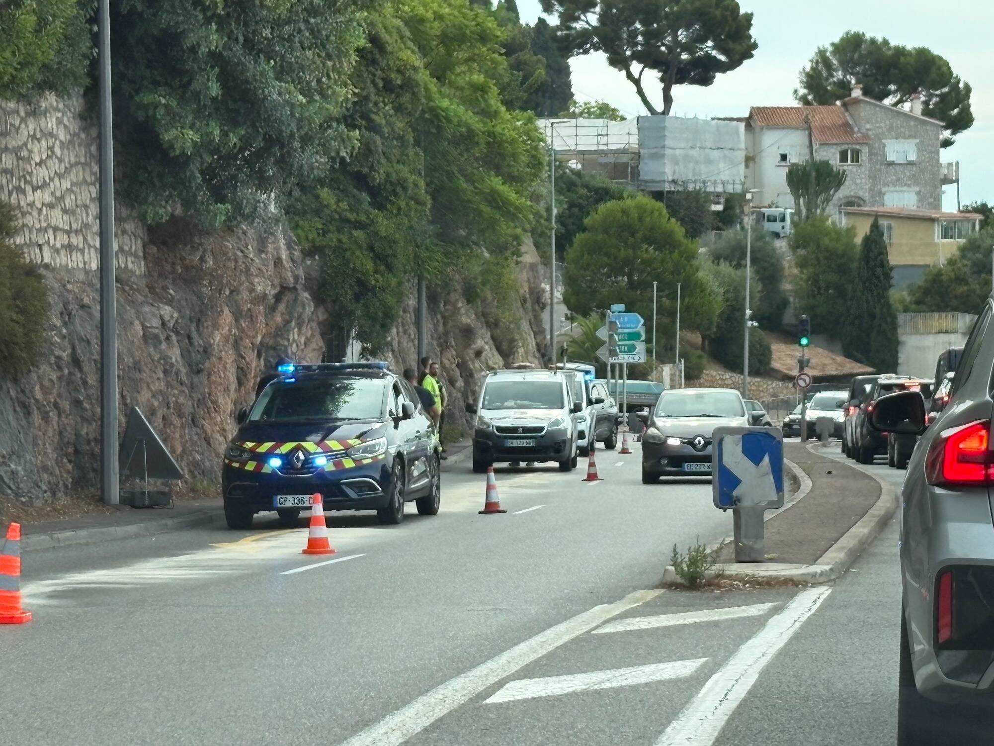 Un engin de chantier perd du gasoil sur la Moyenne Corniche, quatre pilotes de deux-roues blessés