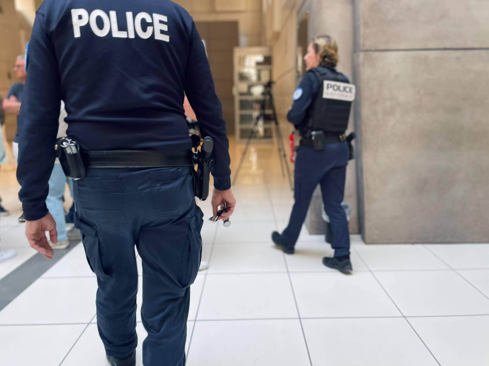 Il avait dénoncé son ancien partenaire de braquage: le principal accusateur ne répond plus, la cour d'assises envoie les forces de l'ordre le chercher