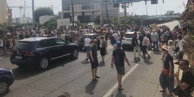 Les manifestants anti pass sanitaire bloquent l'entrée de l'autoroute à Toulon