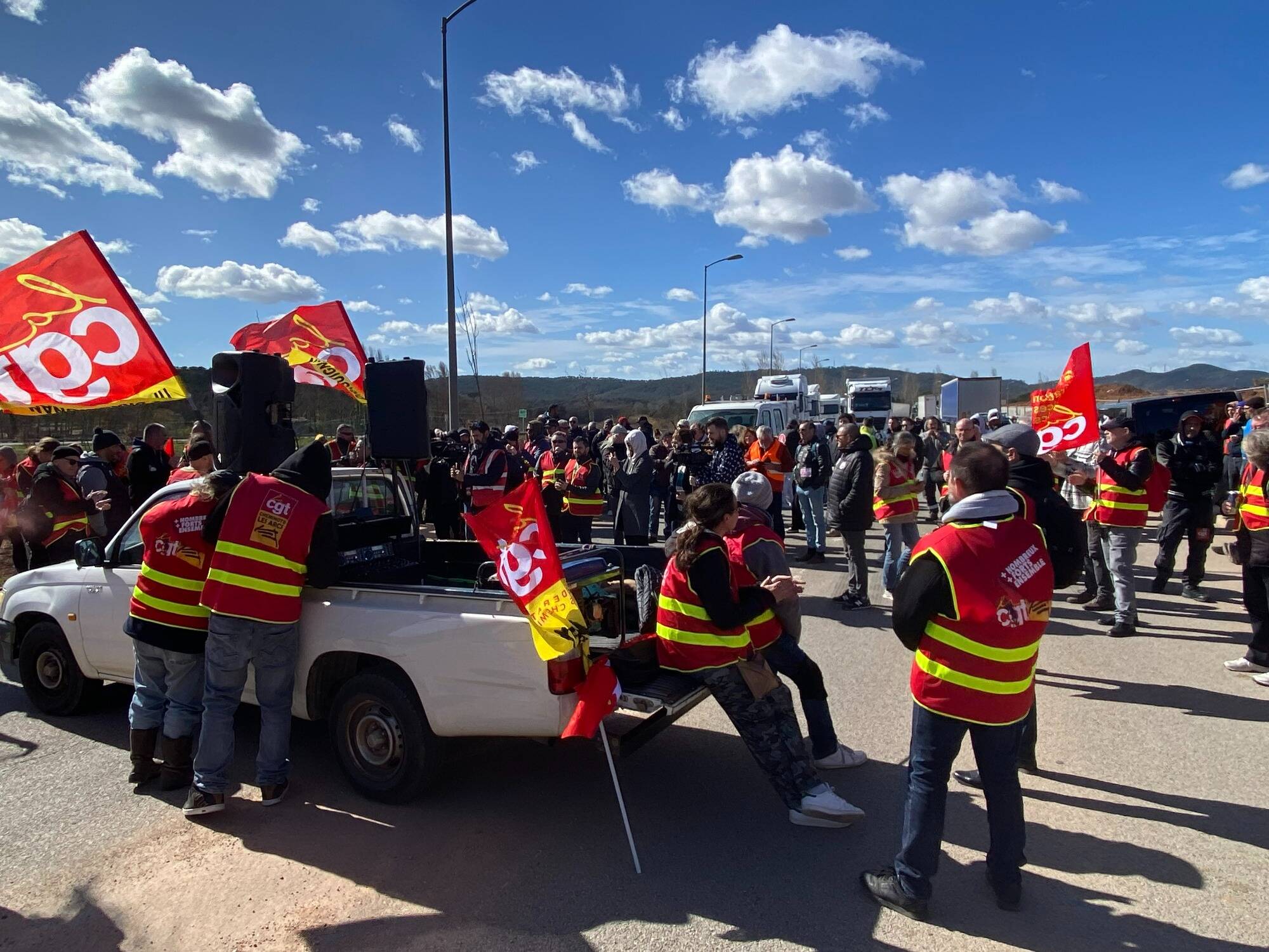 L'activité bloquée par 250 manifestants à la plateforme industrielle des colis des Bréguières aux Arcs-sur-Argens