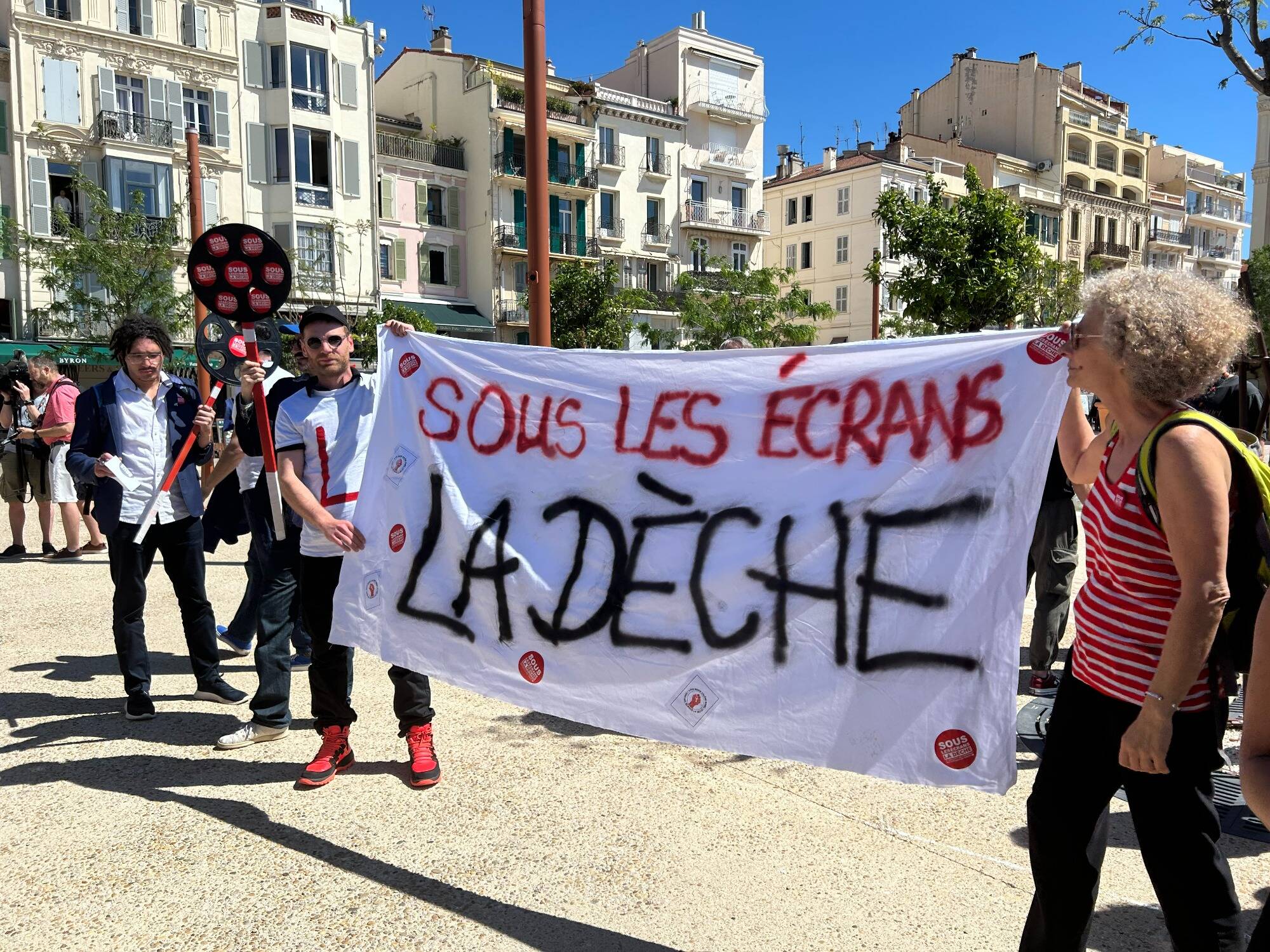 Festival de Cannes: le collectif "Sous les écrans, la dèche" a manifesté ce mardi pour que les employés précaires du secteur obtiennent le statut d'intermittent