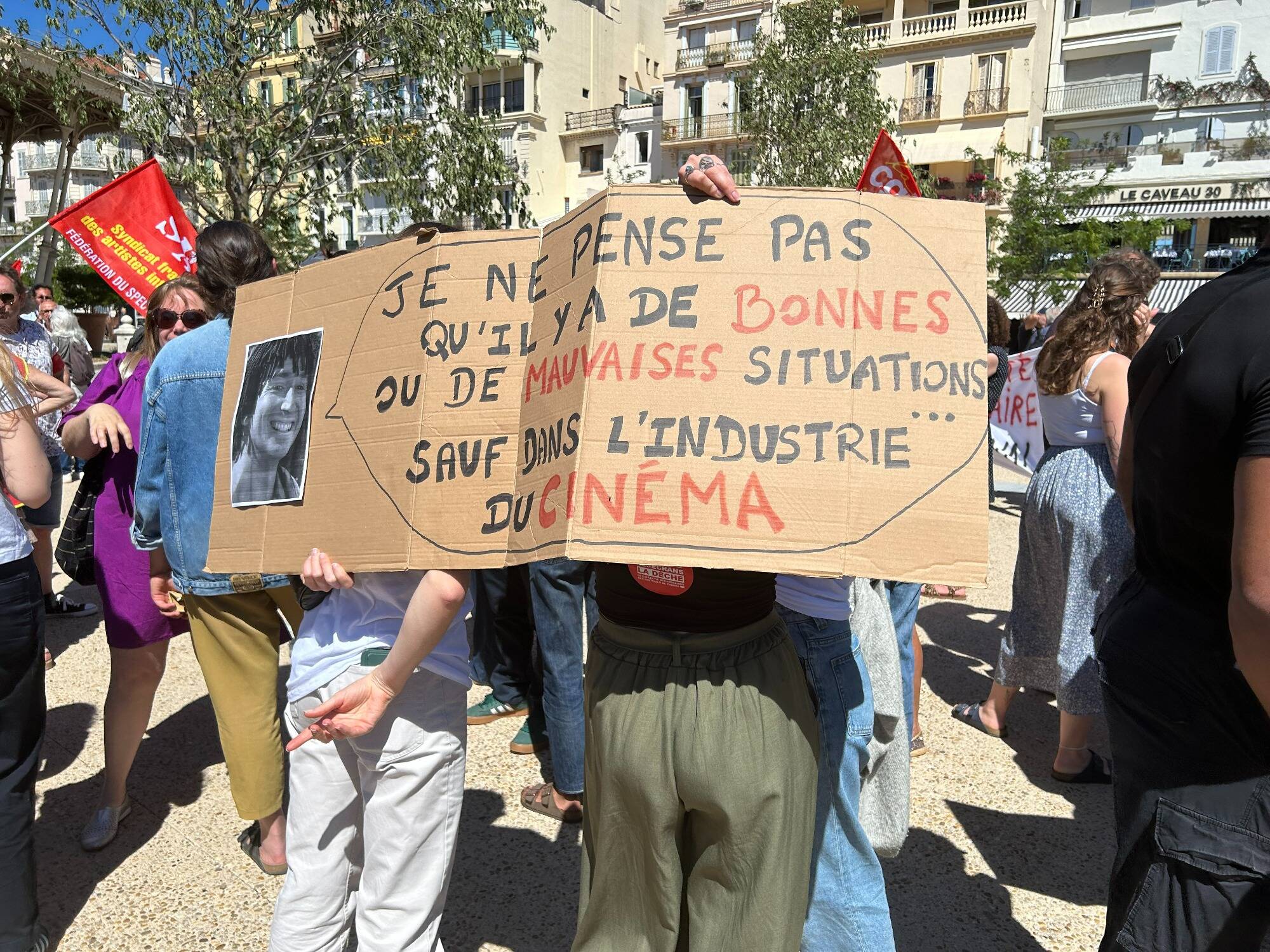 "Je ne crois pas qu'il y ait de bonne ou de mauvaise situation", "pas de bras pas de cinéma"... Les pancartes cinéphiles du collectif "Sous les écrans, la dèche", qui a manifesté mardi au Festival de Cannes