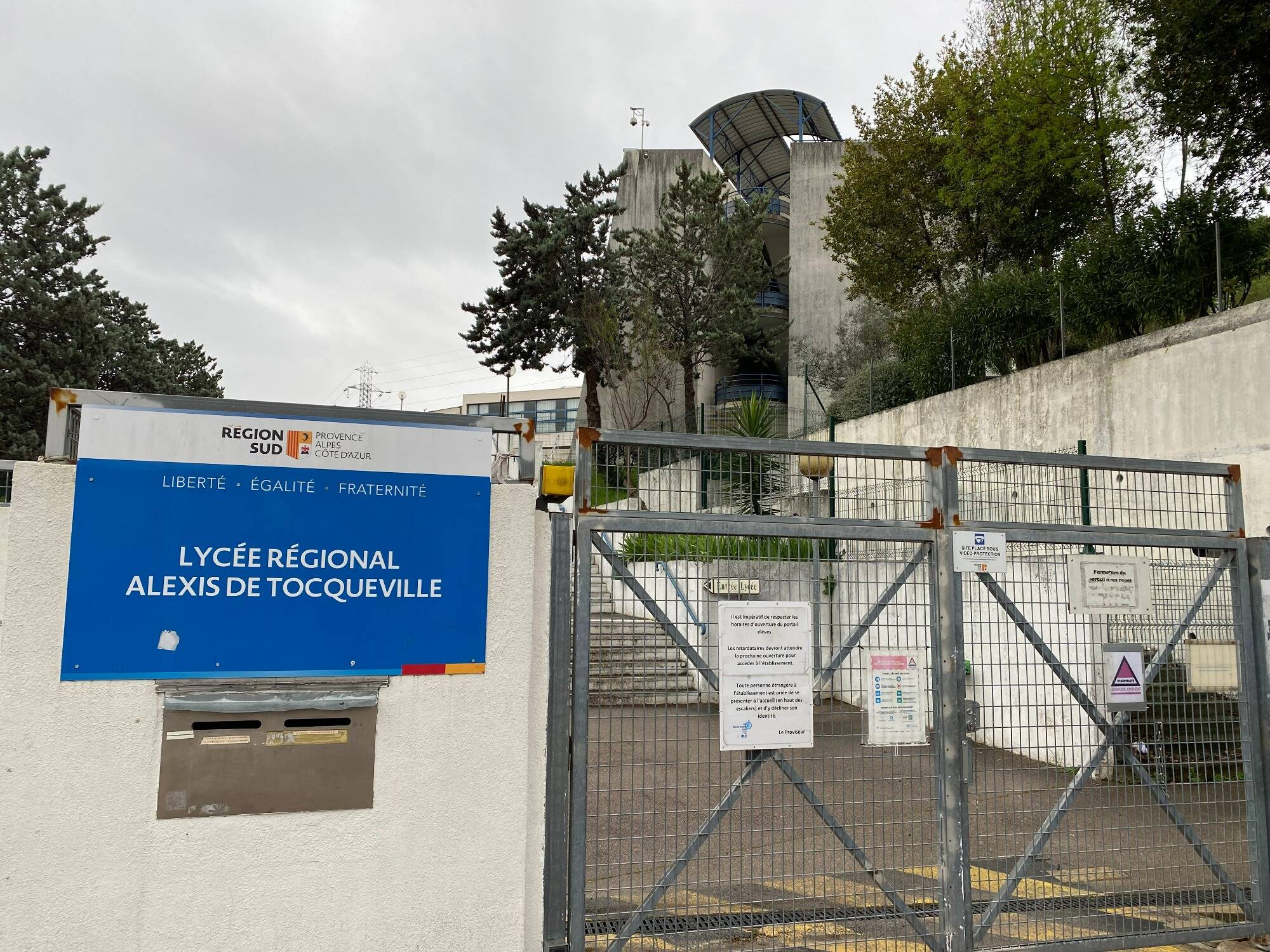 "Nous venons de la part de l'Etat islamique": ce que dit le texte de la menace reçue dans les établissements scolaires ce mardi