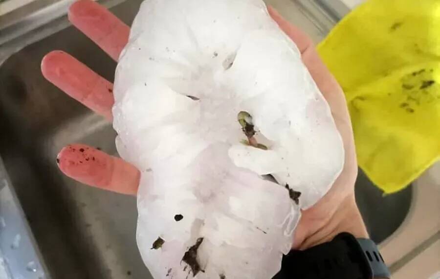 Voilà le plus gros grêlon d'Europe et il est tombé en Italie