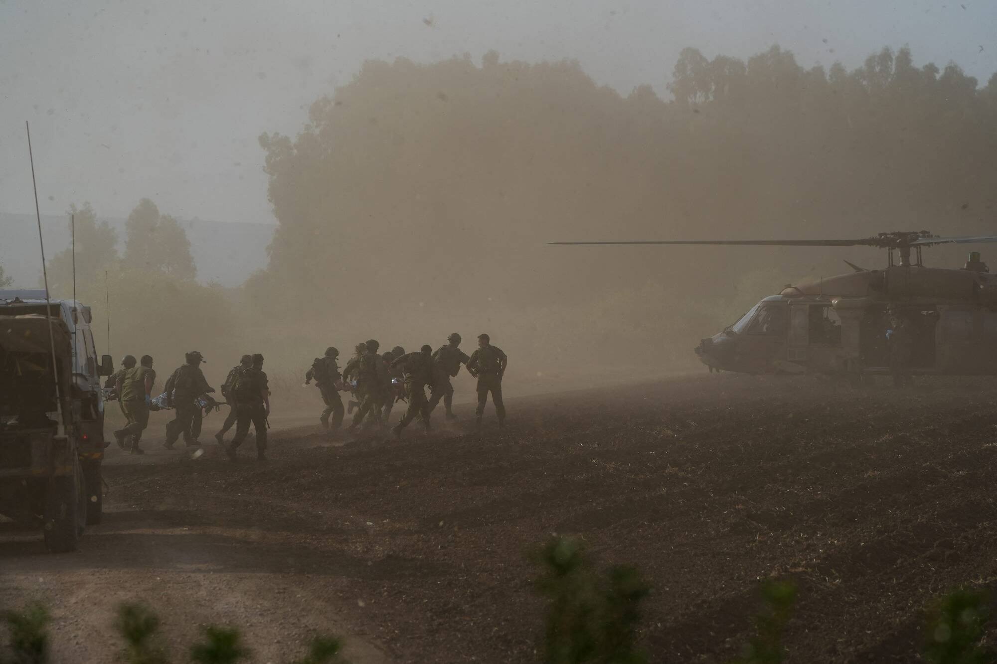 Une centaine de cibles visées: Israël frappe le Hezbollah au Liban après la vague d'explosions