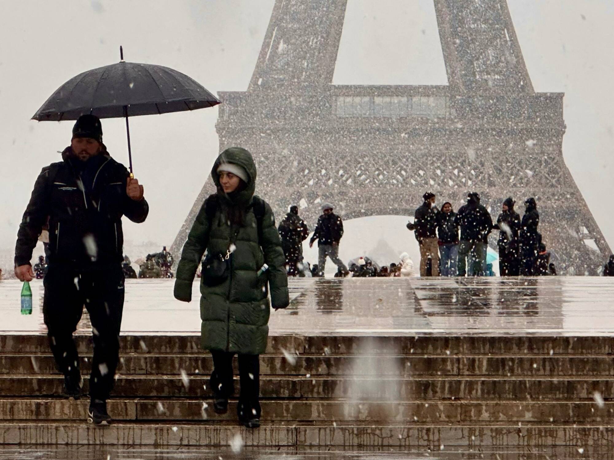 Du Louvre au château de Versailles... Découvrez les magnifiques images de Paris sous la neige ce jeudi