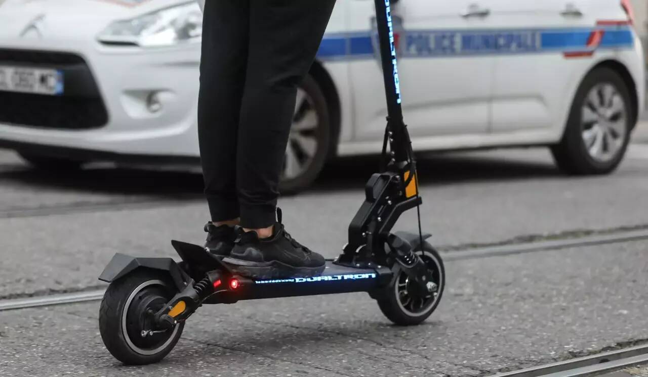 Ivre, sous stupéfiants et sans assurance, il grille un feu rouge en trottinette sous les yeux des gendarmes à Grasse
