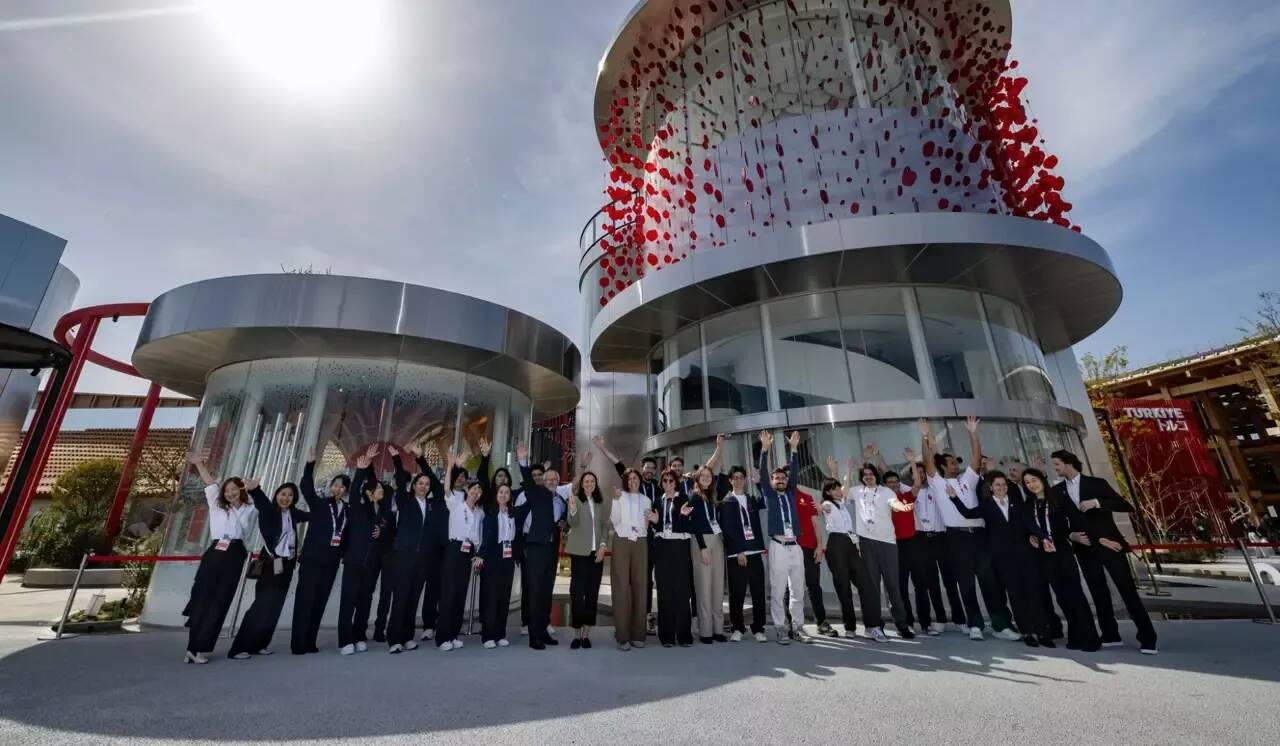 Le prince Albert II en route vers l'Exposition universelle au Japon