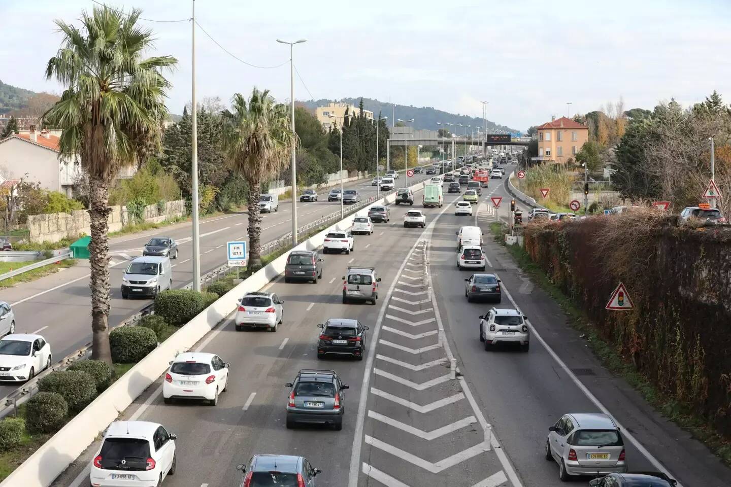 Eau, temps de trajet, énervement... Sept conseils pour prendre la route sereinement dans les Alpes-Maritimes et le Var cet été