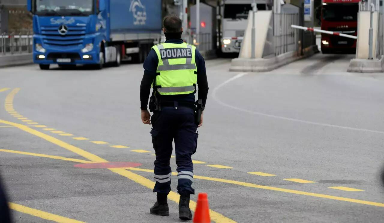 La police repère un passeur de migrants sur l'A8: le chauffeur tente de s'échapper et blesse un policier, les passagers en fuite