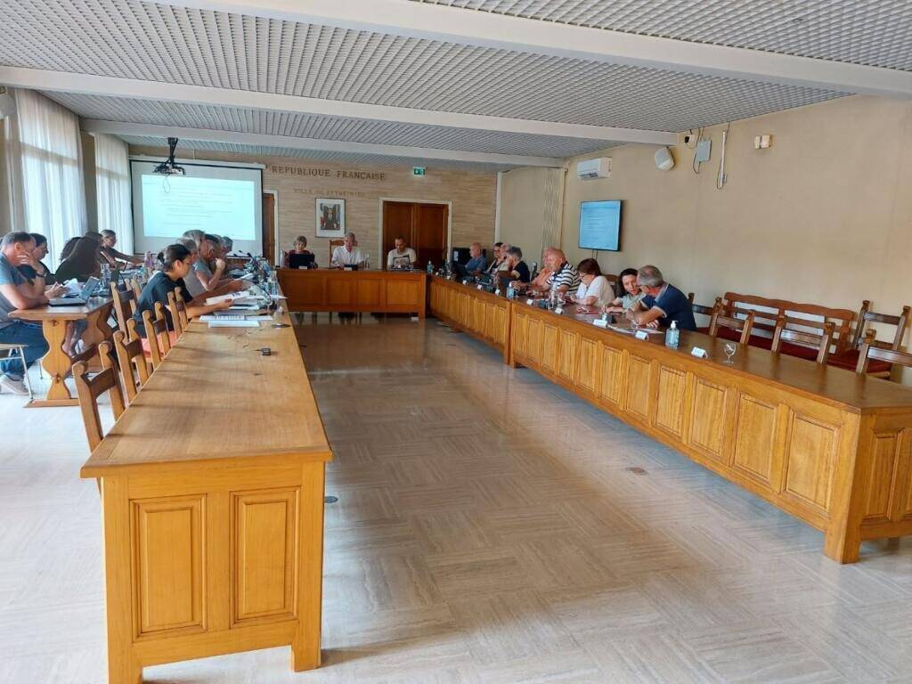 Six mois après sa disparition, Peymeinade va nommer un de ses carrefours en hommage au major Denis Chalumeau