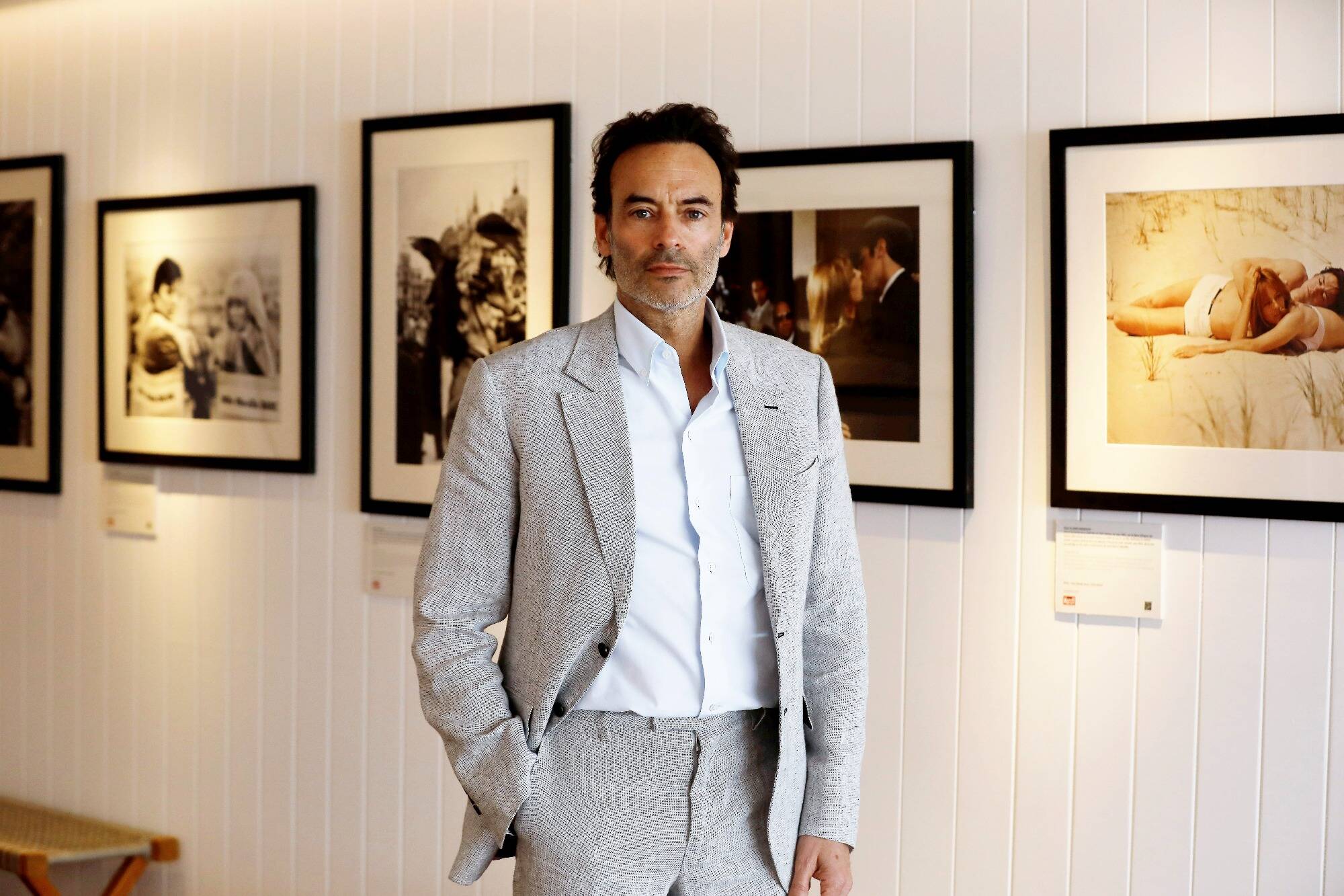 "Se construire sur des failles": Anthony Delon explore les relations toxiques dans son nouveau roman "Bastingage"