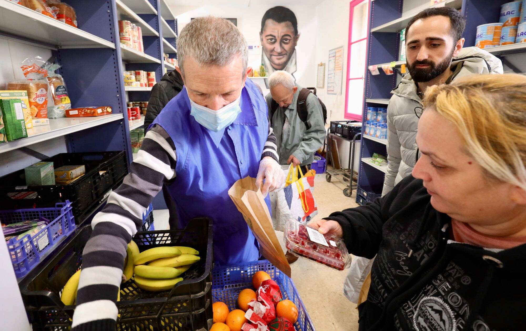 "J'ai mis 42 ans à venir": au coeur d'un centre de distribution des Restos du coeur dans le Var