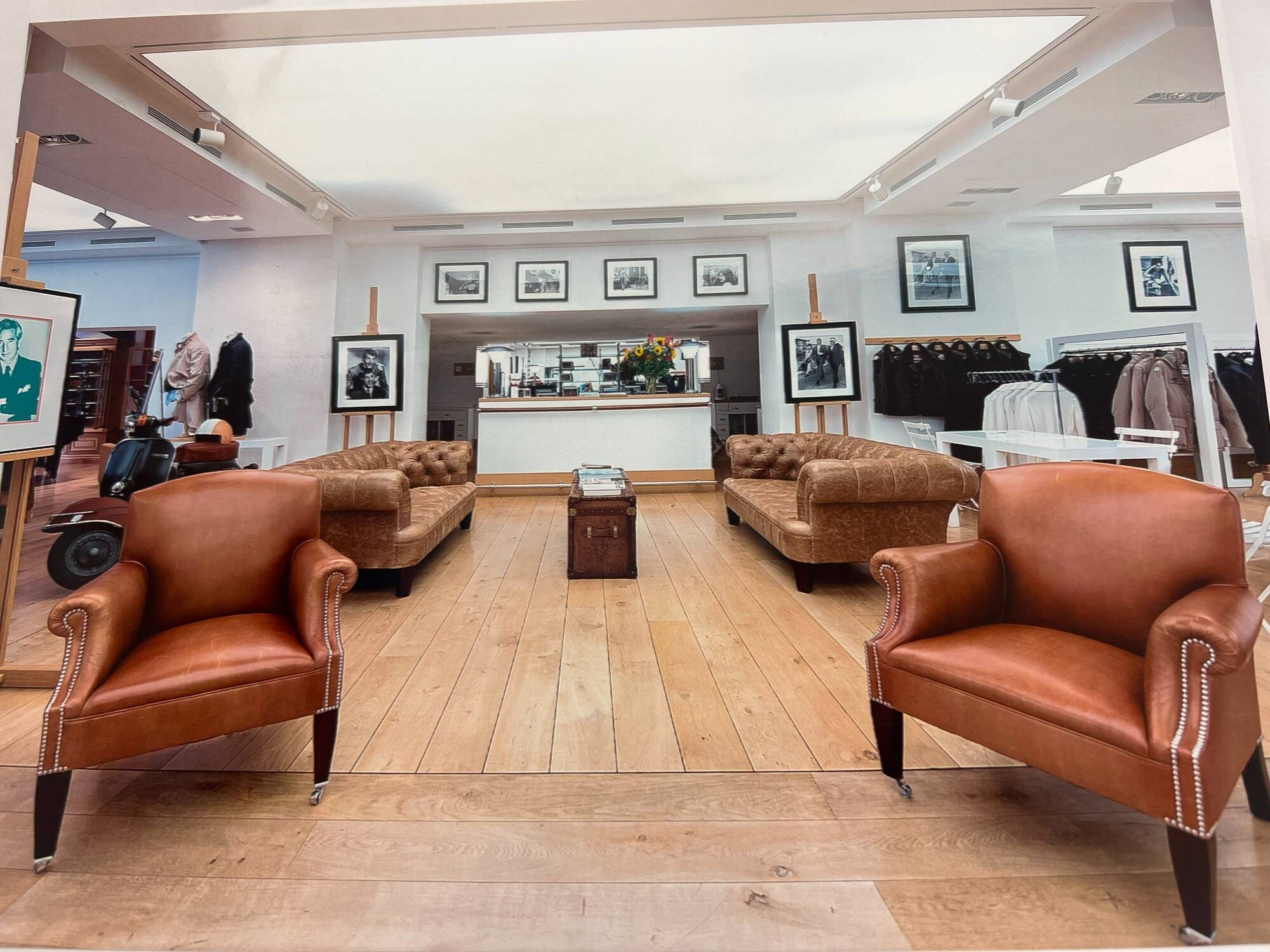 Canapés Chesterfield, piano, meubles: ce tailleur réputé de Nice ferme son magasin et vend aux enchères sa décoration