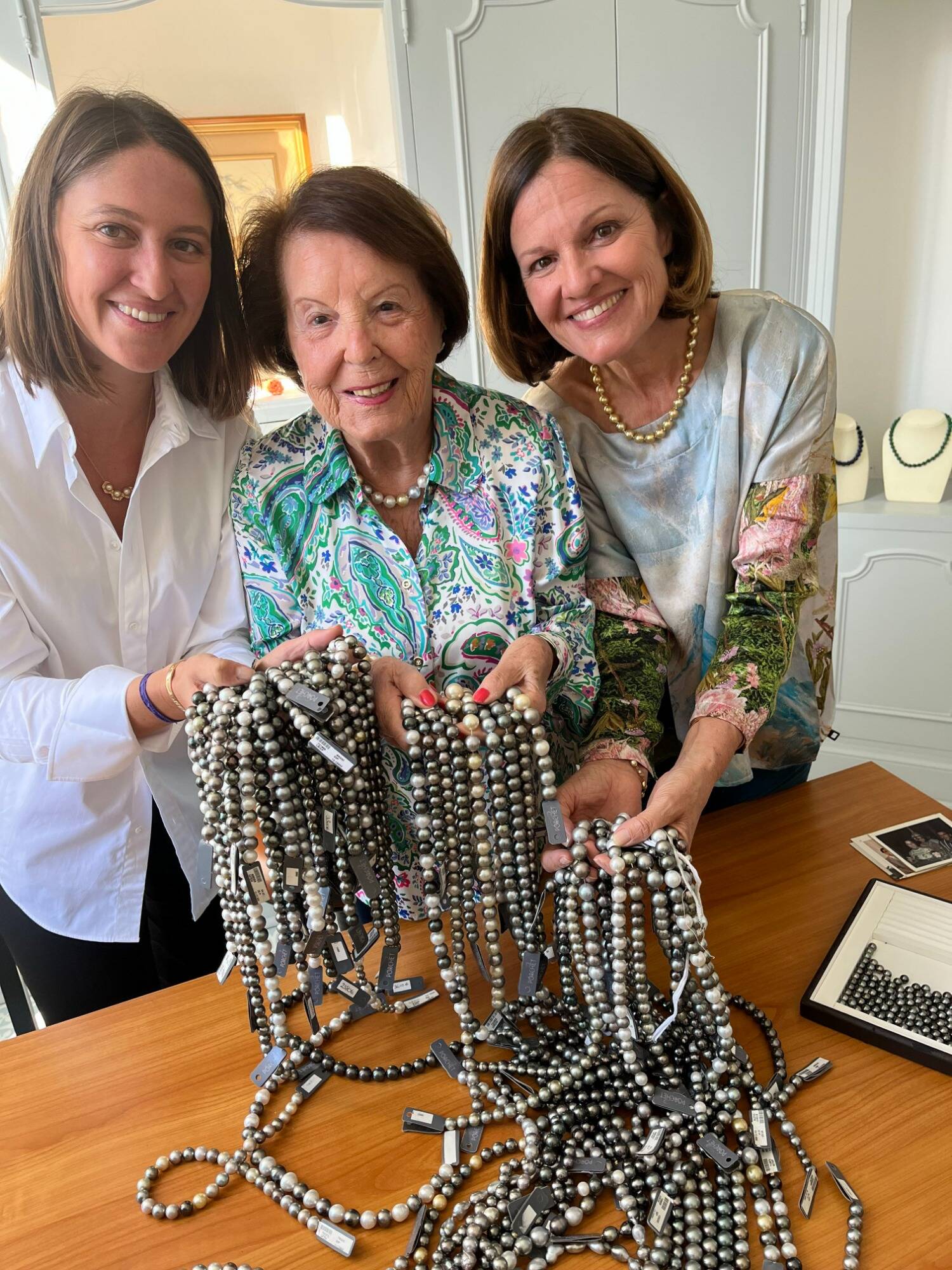 Depuis près de 100 ans, cette entreprise familiale de Nice traque les plus belles huîtres perlières pour en faire des bijoux de luxe