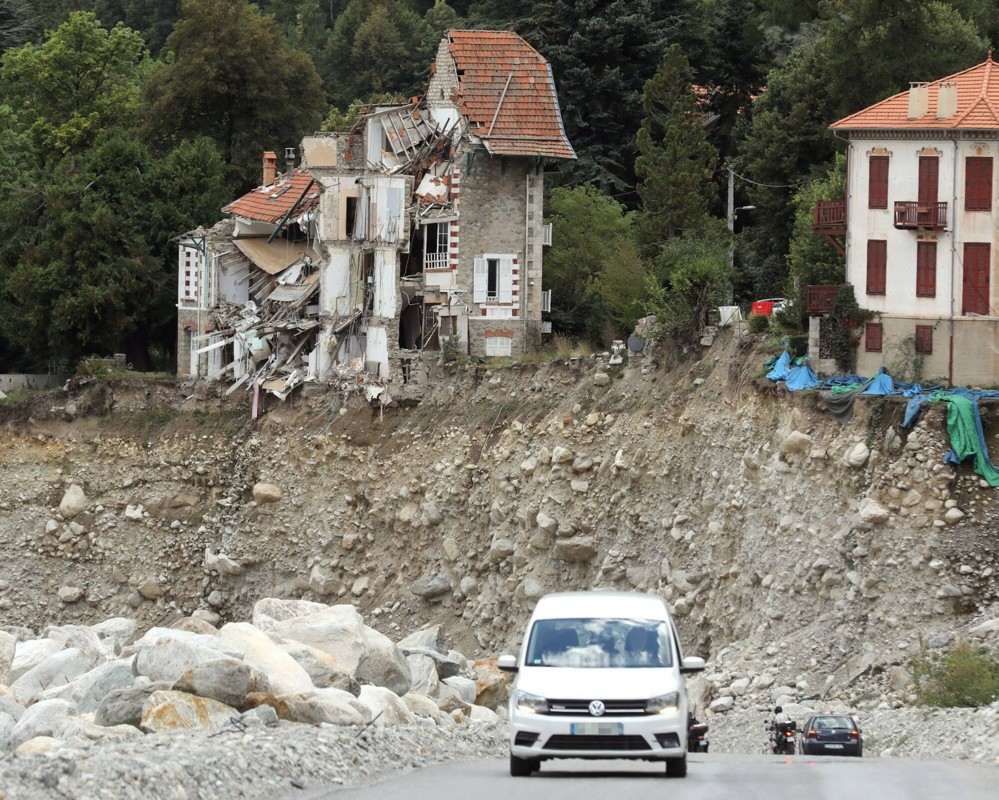 "Ça n'aide pas à évacuer le traumatisme": dans la Roya, ces maisons à détruire qui rappellent la tempête Alex