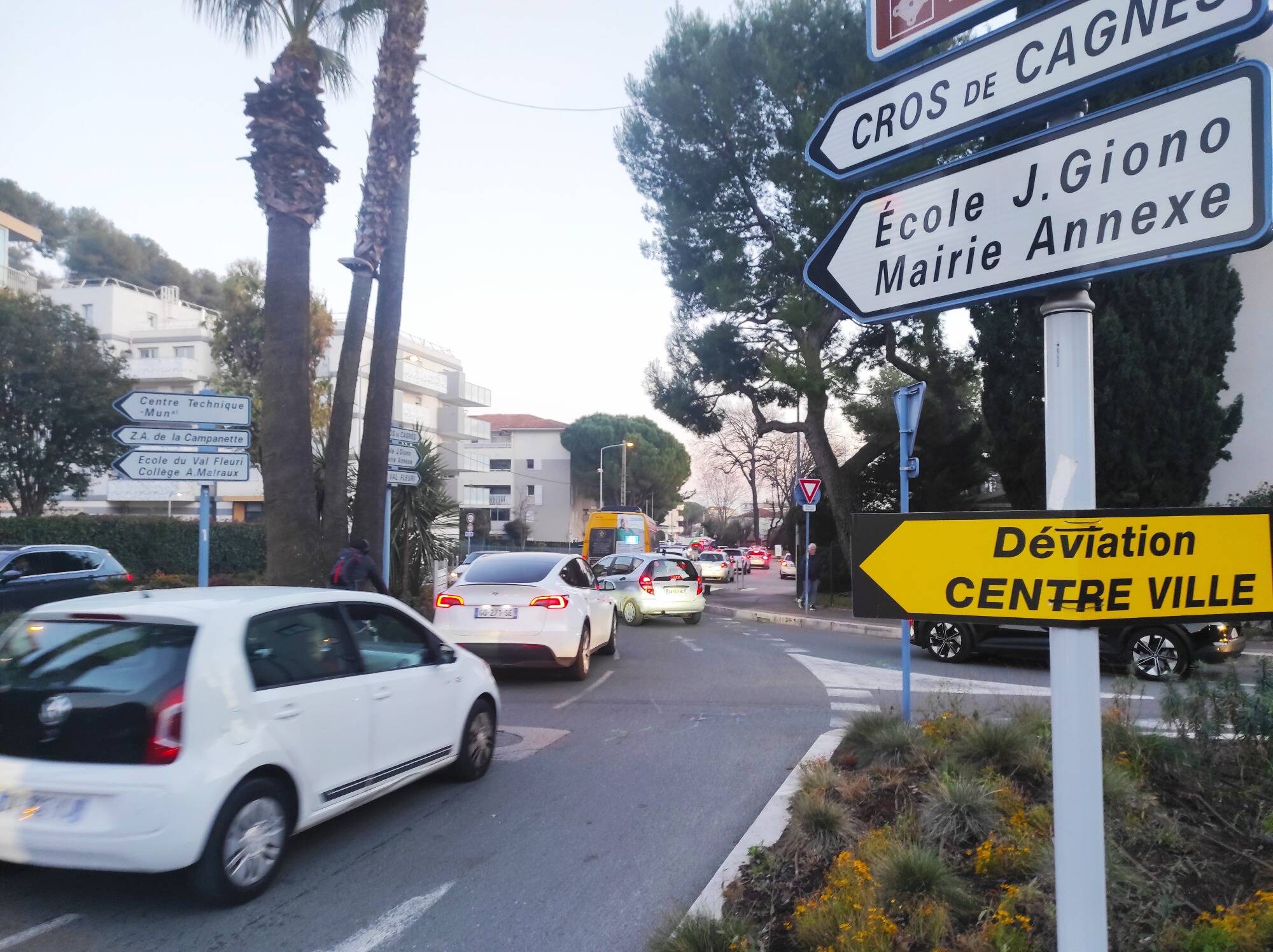 "Un an comme ça? On ne va jamais tenir": des travaux paralysent une partie de Cagnes-sur-Mer, une pétition lancée