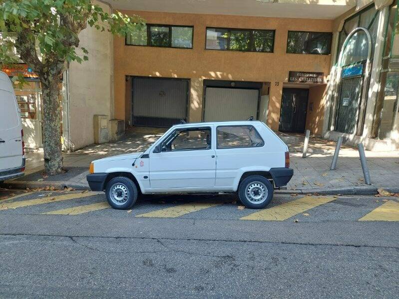 "On ne pouvait ni entrer ni sortir": malgré cinq appels à la fourrière, ces Niçois sont restés bloqués pendant plusieurs heures