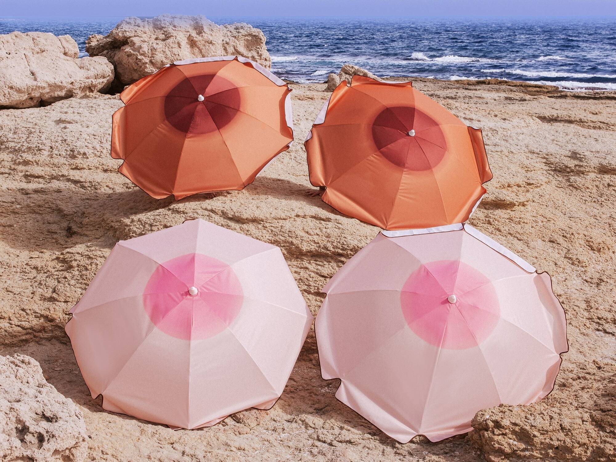 "C'est un scandale": la maire et des habitants de Saint-Tropez outrés par des parasols qui font polémique