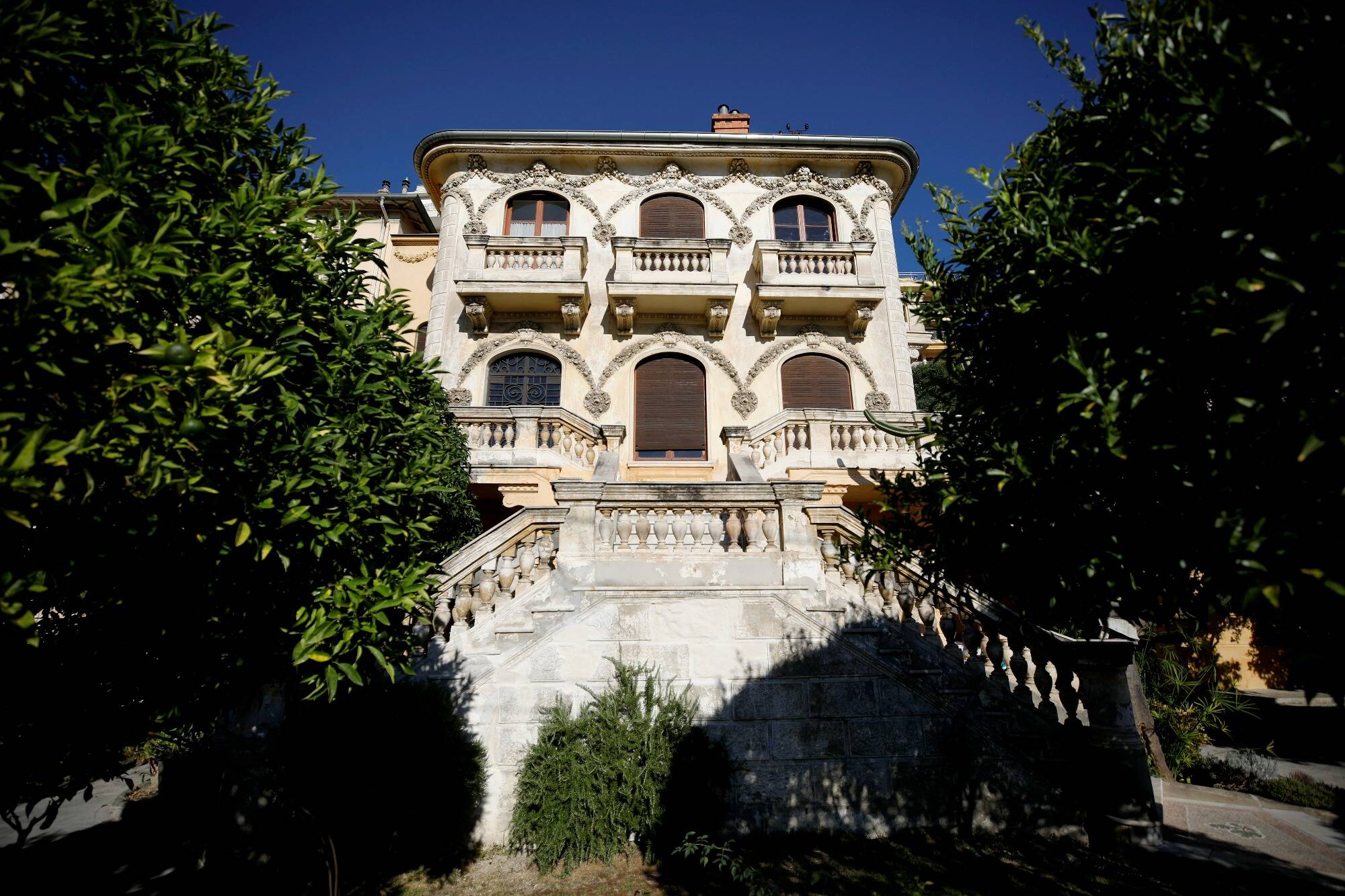 Squattée, taguée et abandonnée pendant des années, cette somptueuse villa s'ouvre à la création artistique à Nice