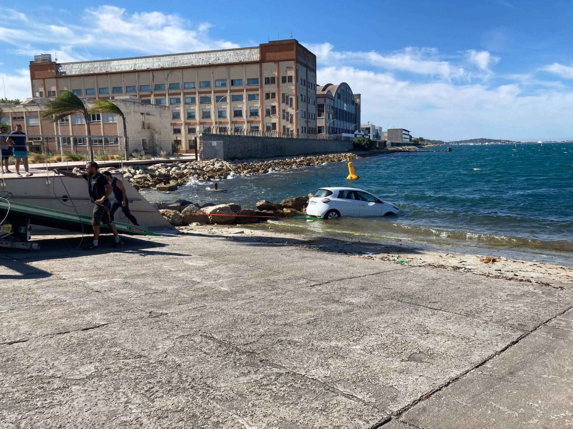 Après une fausse manoeuvre, il finit dans la mer avec sa Renault Zoé électrique à Toulon