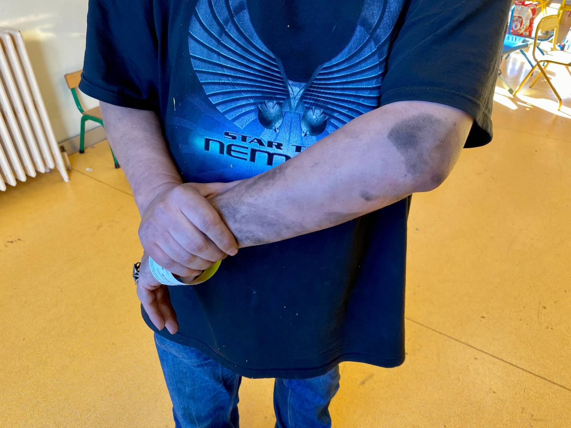 "Le plancher s'est soulevé et on a été projeté": cette famille a tout perdu dans l'incendie d'un immeuble à Nice