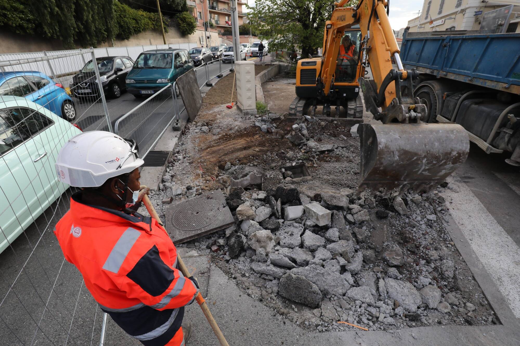 20/04/2021: Pourquoi ça bouchonne à Nice ouest: le point sur les chantiers en cours Klaxons et embouteillages deviennent le quotidien des automobilistes qui travaillent - ou passent par - l’ouest de Nice, à Saint-Augustin. Quand ces travaux vont-ils se terminer ?