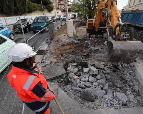 20/04/2021: Pourquoi ça bouchonne à Nice ouest: le point sur les chantiers en cours Klaxons et embouteillages deviennent le quotidien des automobilistes qui travaillent - ou passent par - l’ouest de Nice, à Saint-Augustin. Quand ces travaux vont-ils se terminer ?