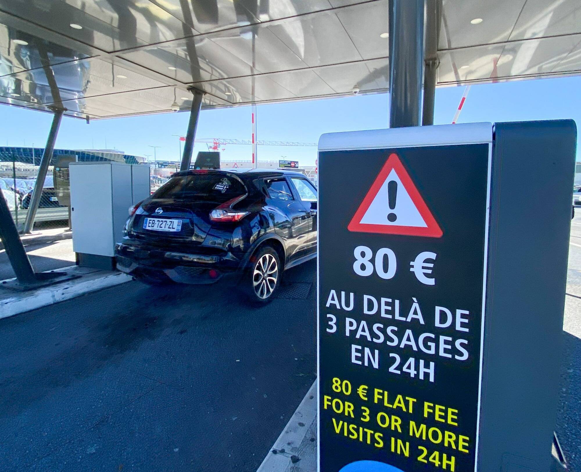 Au quatrième tour de dépose minute, c'est 80 euros à l'aéroport Nice Côte d'Azur: voici pourquoi