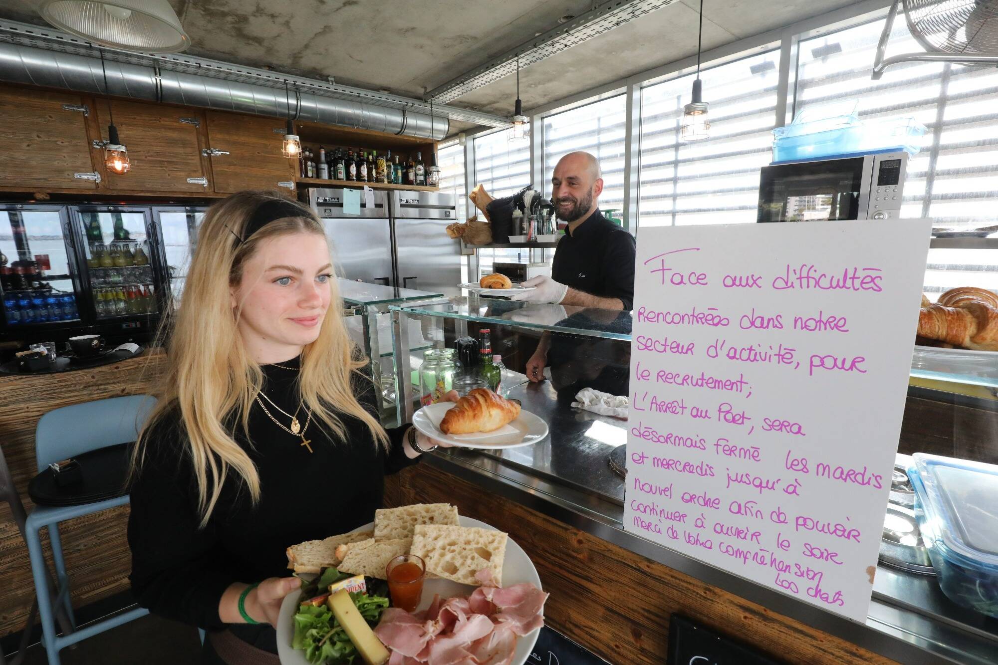 200.000 postes toujours non pourvus... faute de bras, le secteur de l'hôtellerie-restauration s'adapte et cherche des solutions