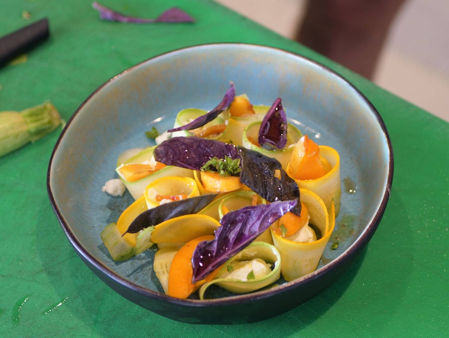 Salade de courgette, brousse, abricots et poutargue