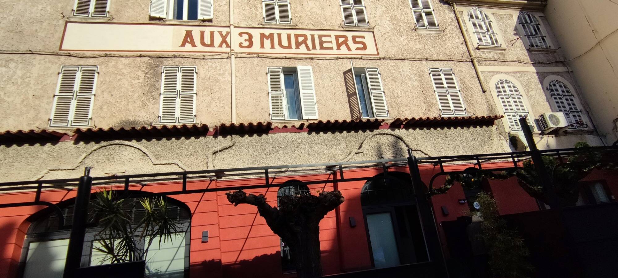 "On s'est cachés pour ne pas témoigner à la télé": l'hôtel qui avait accueilli les migrants de l'Ocean Viking poursuit sa mission