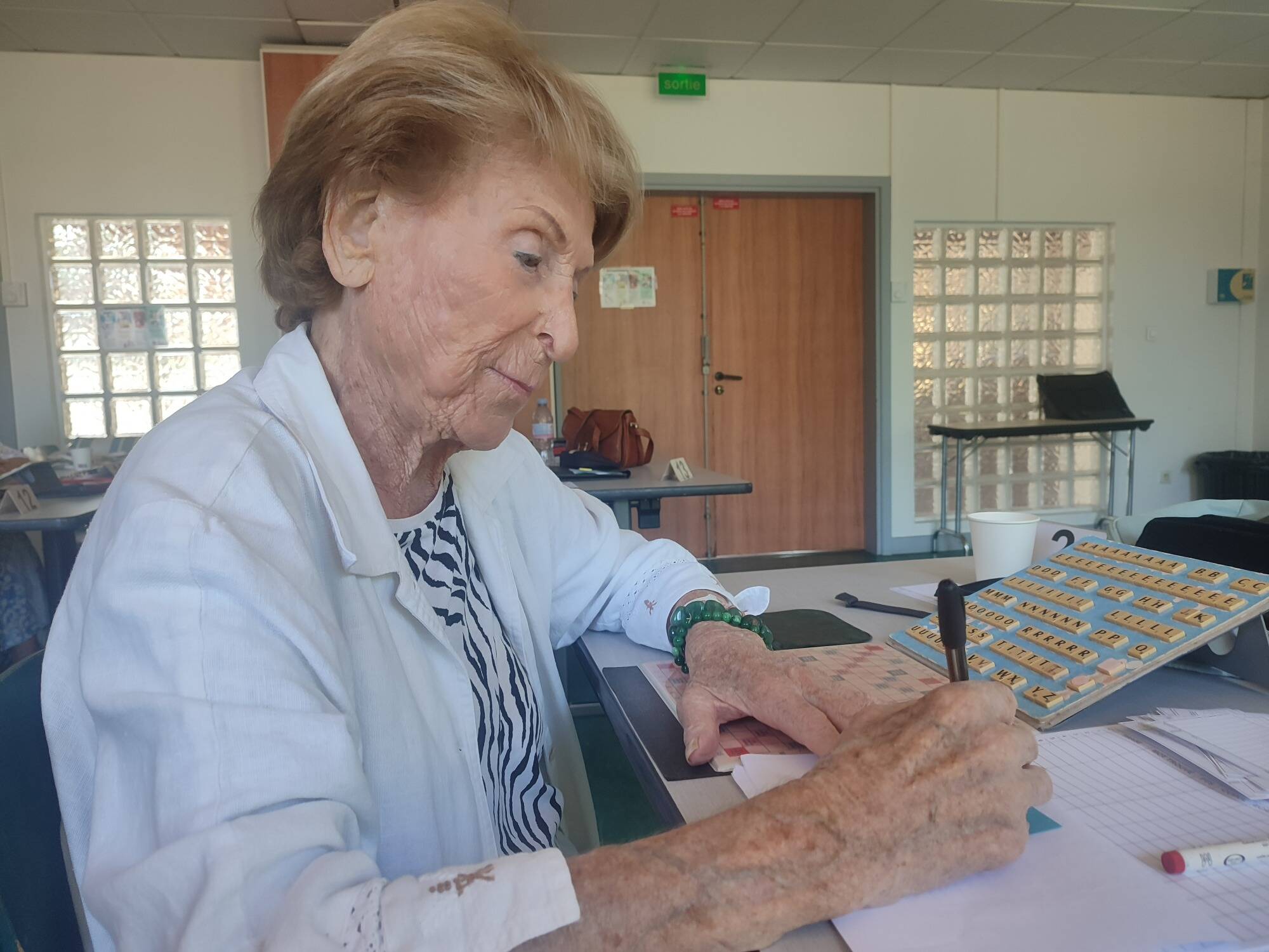 "Certains disent que ça repousse la maladie d'Alzheimer": à 100 ans, elle impressionne toujours au club de Scrabble d'Antibes