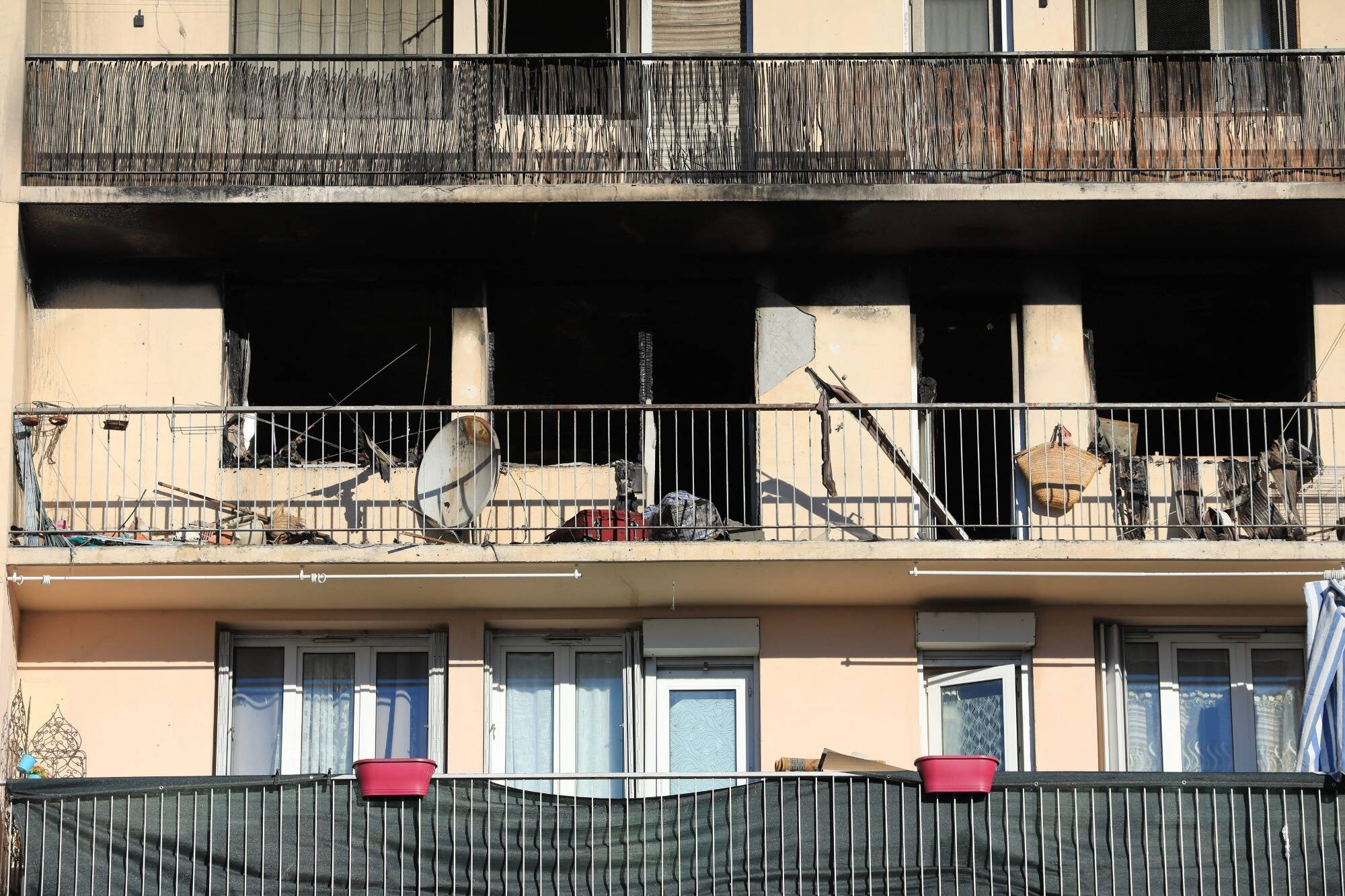 Un mort, un blessé grave et 40 personnes relogées: le bilan de l'incendie d'un immeuble à Nice