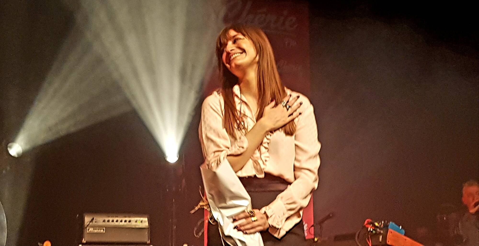 Au théâtre Galli, Clara Luciani a rendu hommage aux victimes de l'explosion sur le port de Sanary