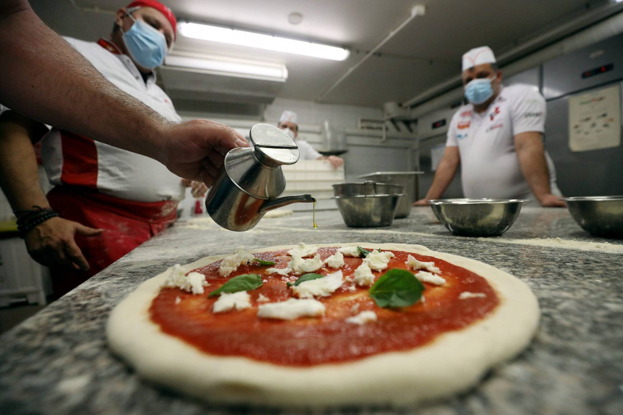 Confronté à des difficultés de recrutement, ce restaurateur reçoit des centaines d'offres pour un poste en CDI à 2.400¬ grâce aux réseaux sociaux