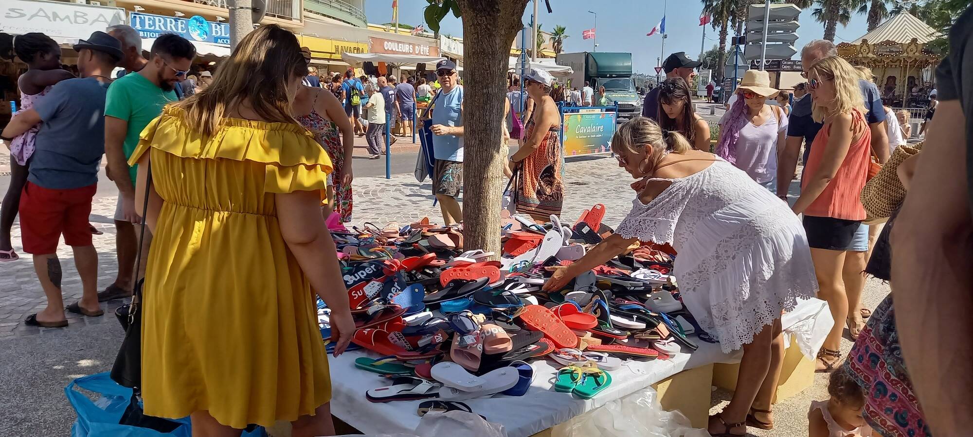 Un démarrage sur les chapeaux de roues, la braderie de Cavalaire donne déjà le sourire aux commerçants