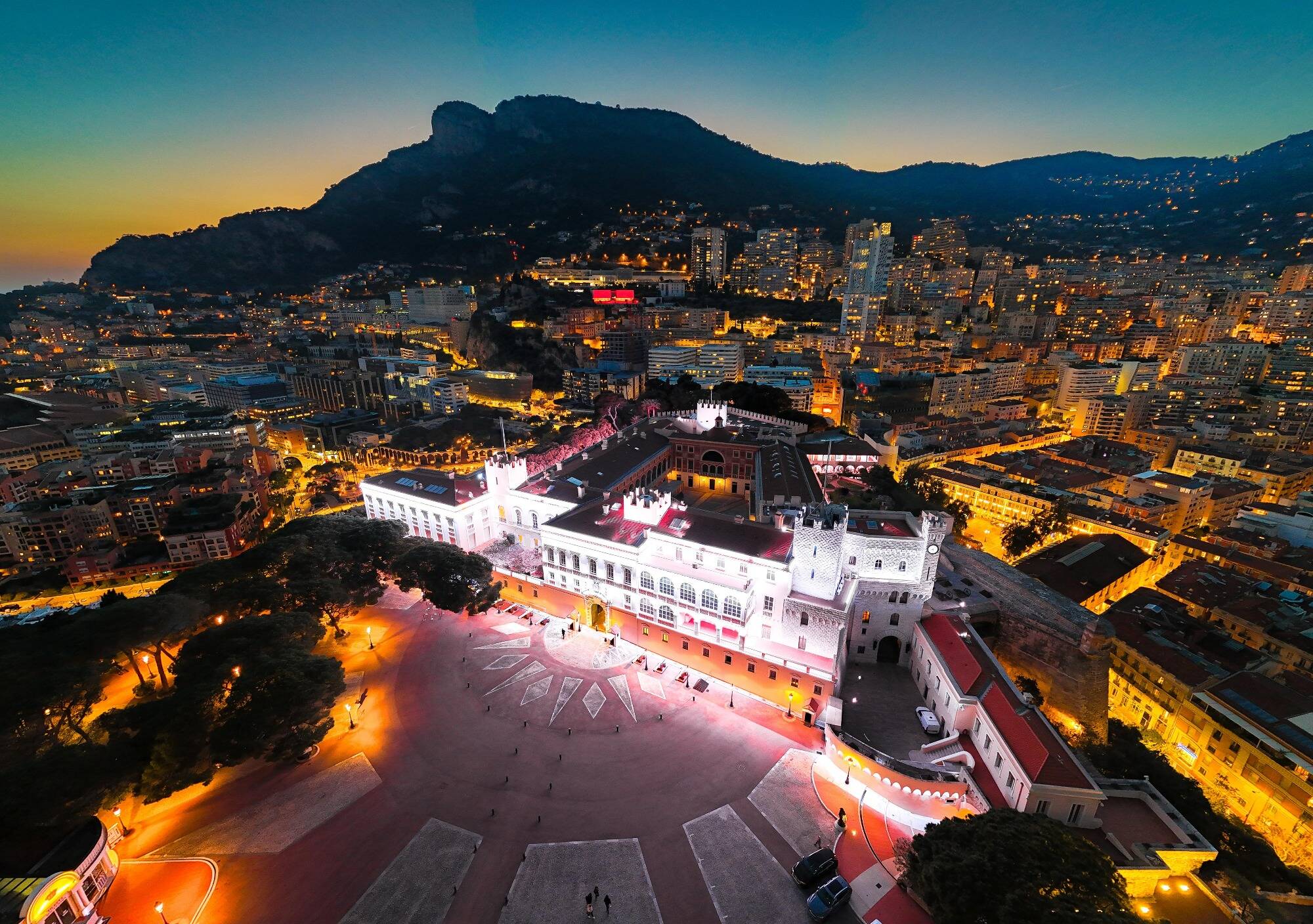 Pourquoi le Palais princier de Monaco était illuminé en blanc ce dimanche soir?