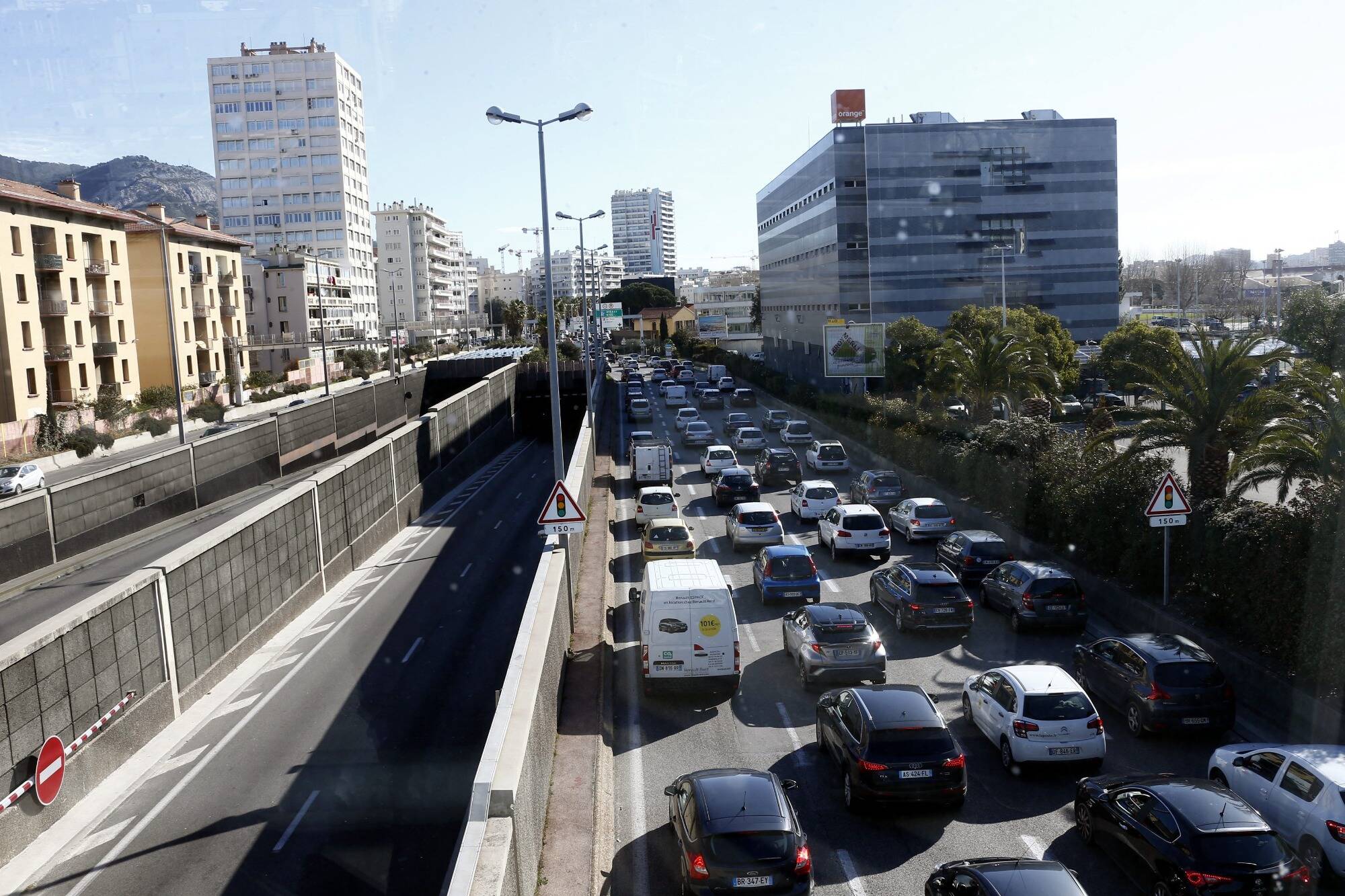 Un pilote de deux-roues au sol après un accident dans le tunnel de Toulon sur l'A50, la circulation fortement perturbée