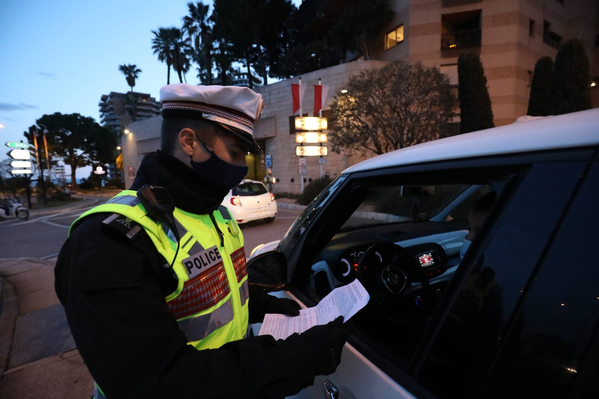 Ivre en scooter, un retraité prend une avenue en sens interdit et impute la faute aux... organisateurs du Grand Prix de Monaco