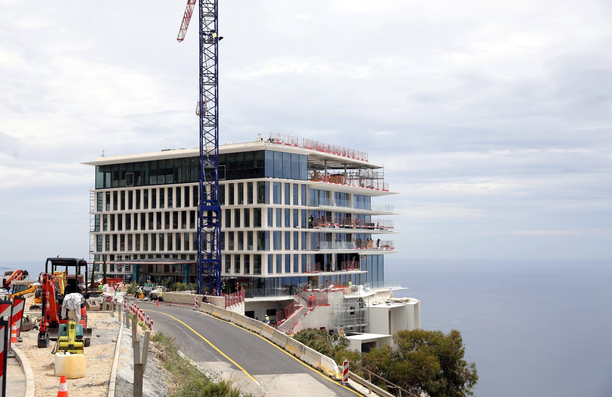 "Une énorme verrue", "procédures ignorées", "infractions"... Les élus de l'opposition de Roquebrune-Cap-Martin fustigent à nouveau le futur Vista Palace qui surplombe Monaco