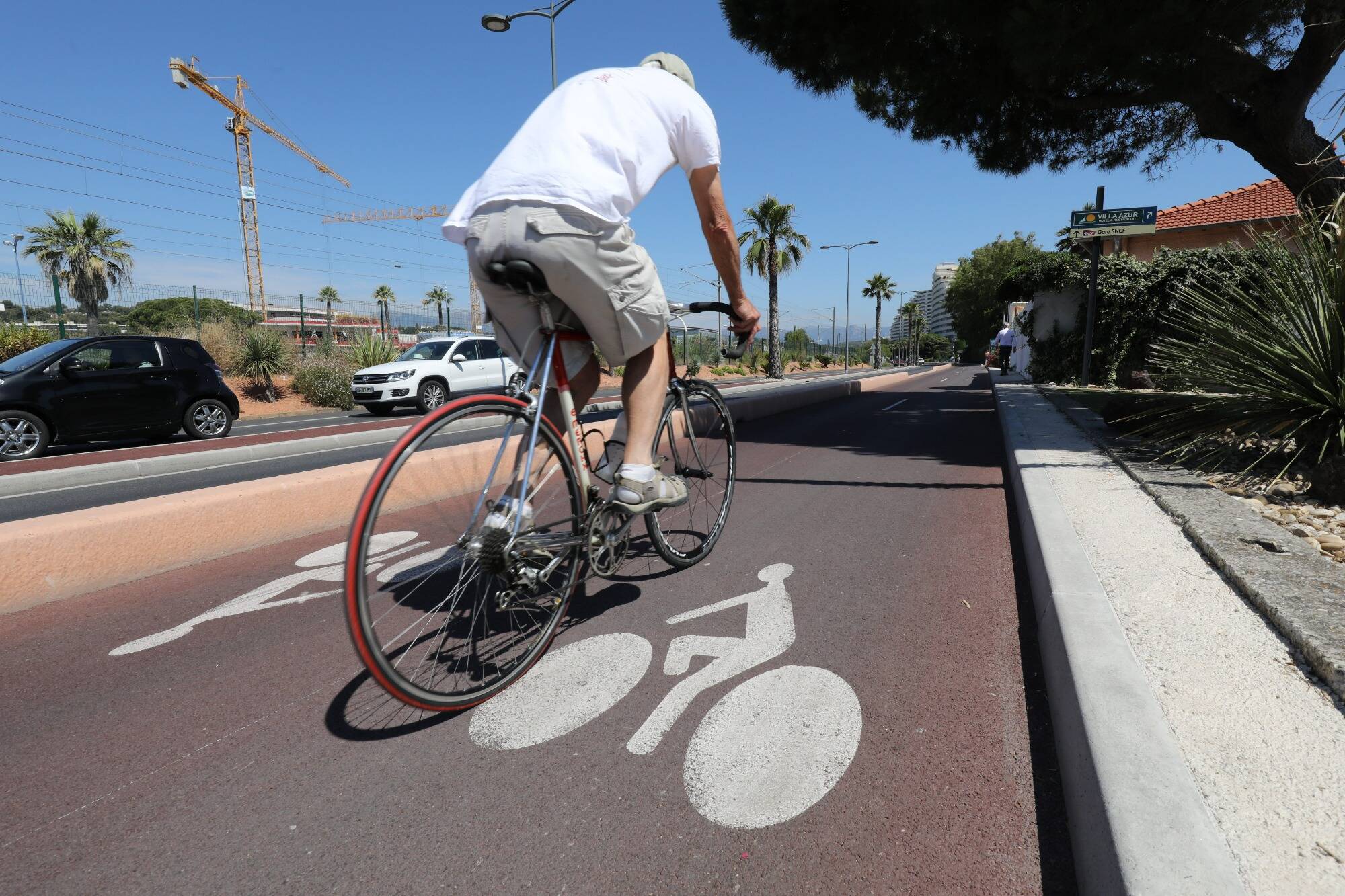 Pourquoi installer le marché nocturne de Villeneuve-Loubet sur la piste cyclable plutôt que sur une des quatre voies de circulation?
