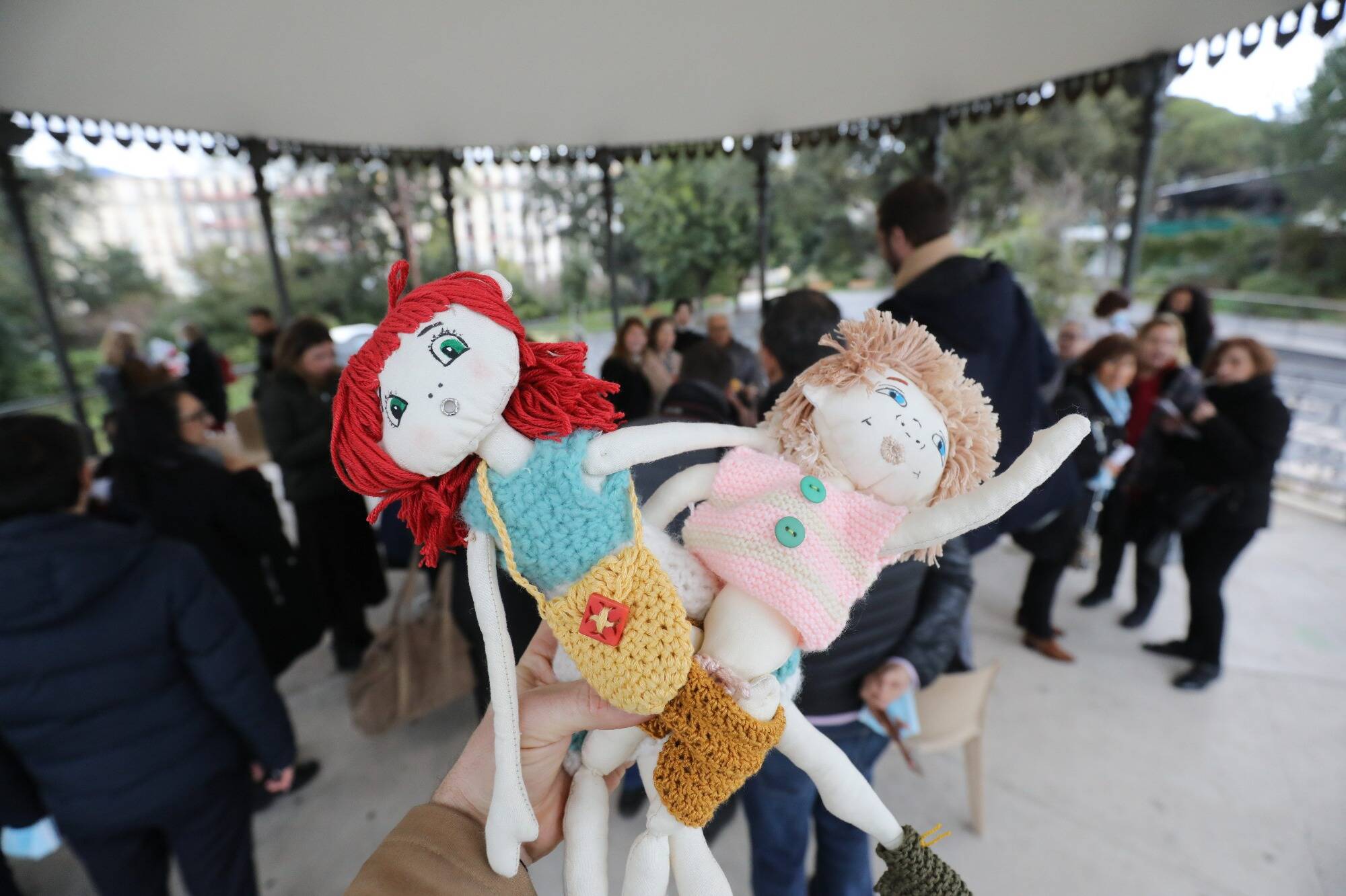 À Bordeaux, elle soigne des centaines de poupées dans sa clinique - Le  Parisien