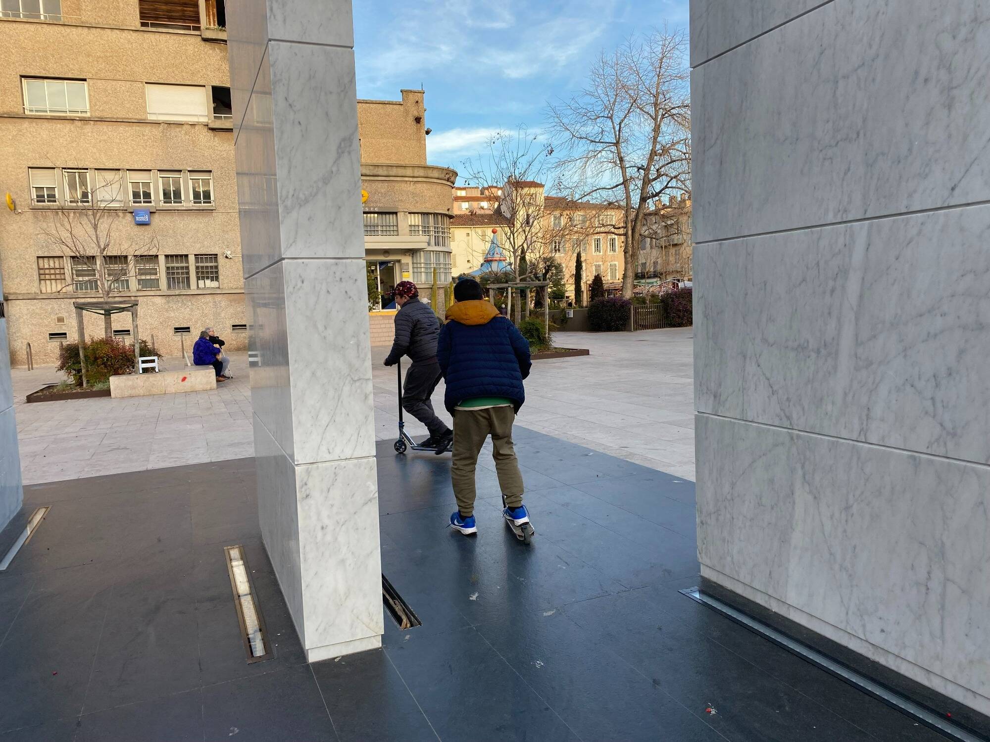 Le maire Jean Leonetti dit "stop" à la pratique du skate au Monument aux Morts à Antibes