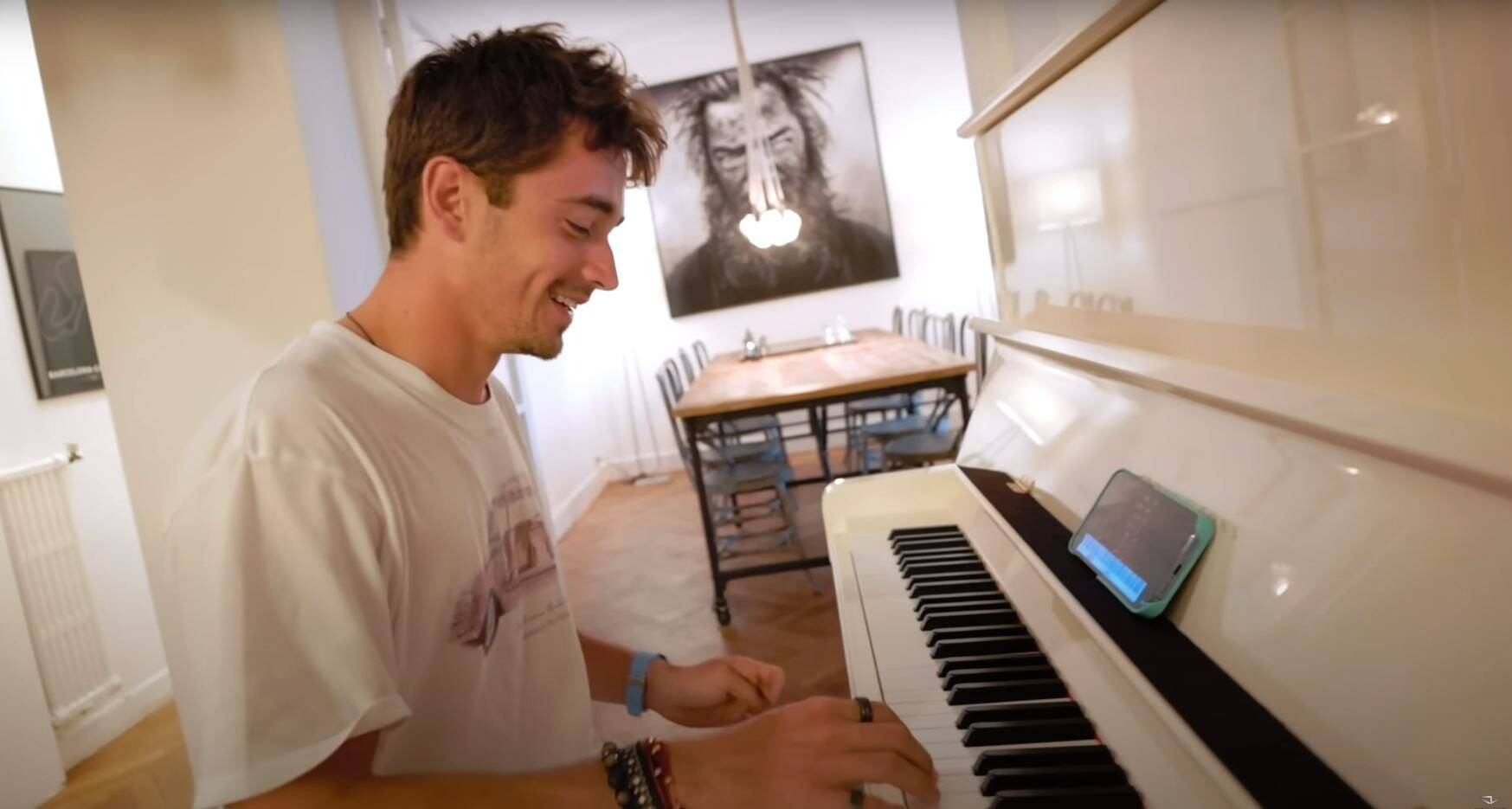 Le pilote de F1 monégasque Charles Leclerc dévoile son dernier titre au piano sur les réseaux sociaux
